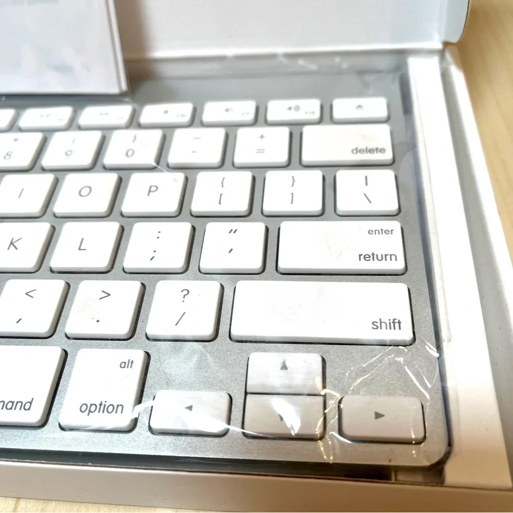 Apple KeyBoard Wireless. Bluetooth. Uses 2 AA Batteries. EUC. White & Silver